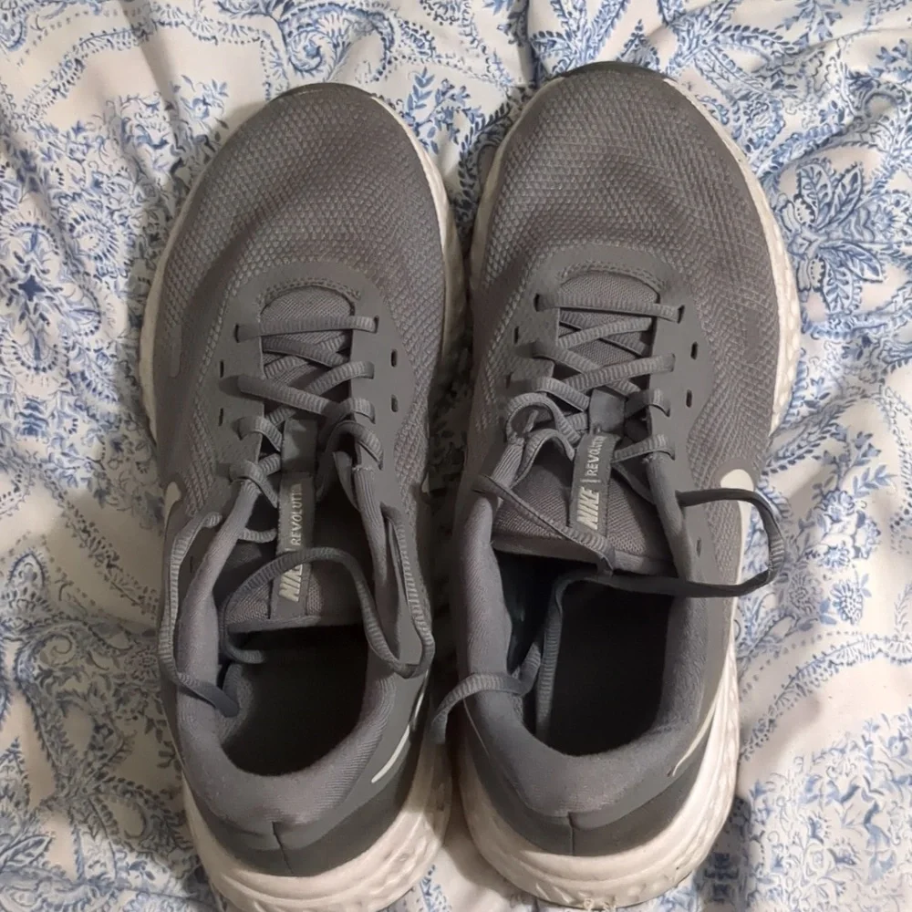 Nike Men's Revolution Shoe - Picture 2 of 7